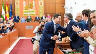 El presidente en funciones de la Junta de Andalucía, Moreno Bonillam saluda a su próximo vicepresidente del Gobierno, Manuel Gavira (Vox) / EP