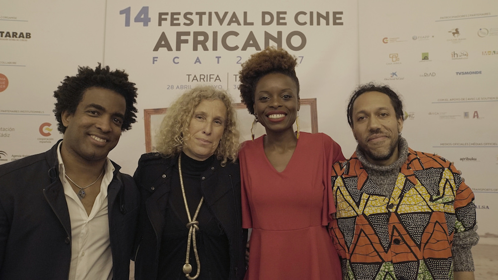 En el centro, la directora del FCAT, Mane Cisneros, y la actriz y cantante Astrid Jones, anoche en Tarifa.