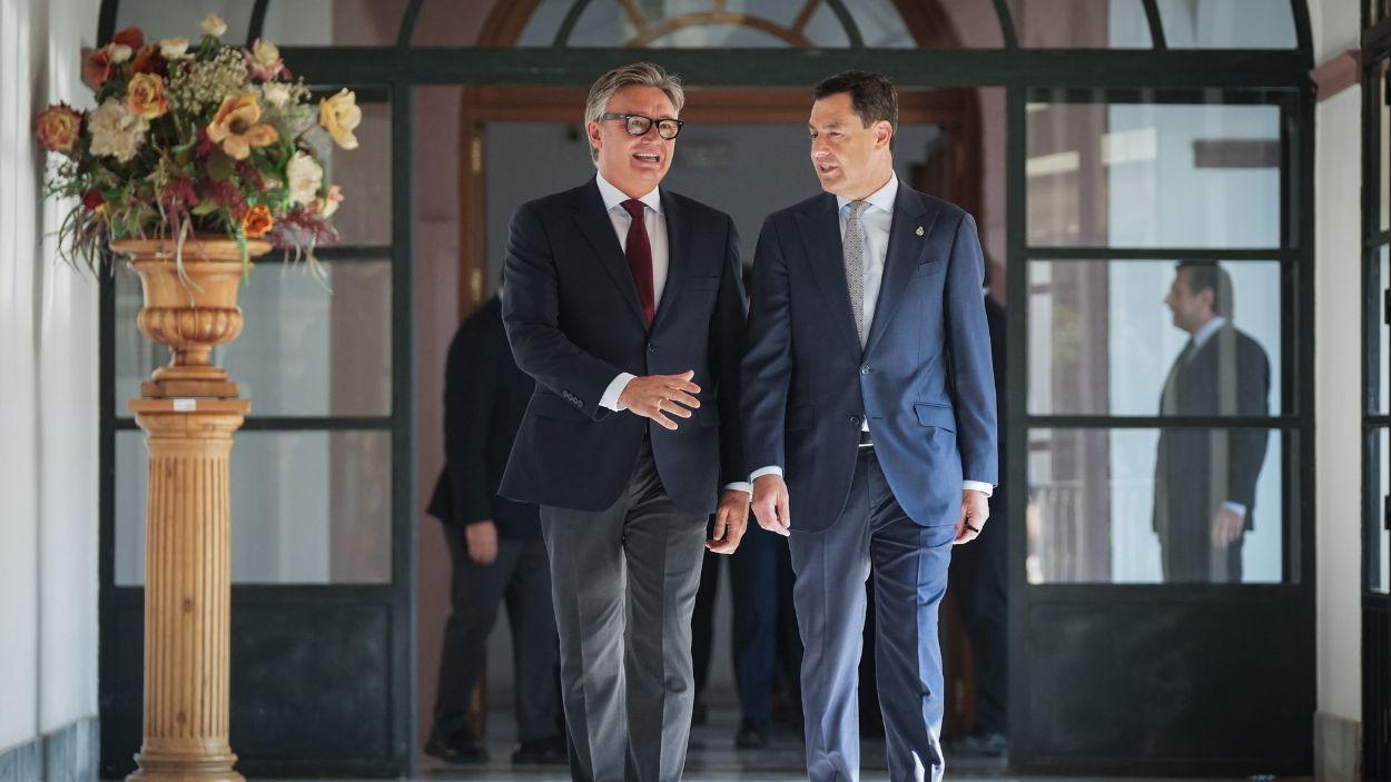 El portavoz de Vox Andalucía, Manuel Gavira, junto al presidente de la Junta en funciones, Juanma Moreno, tras firmar el acuerdo de gobierno entre ambas formaciones / EP