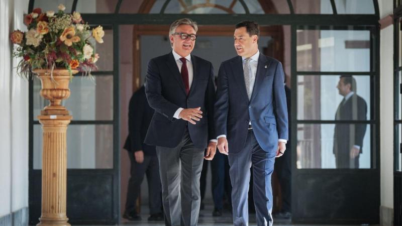 El portavoz de Vox Andalucía, Manuel Gavira, junto al presidente de la Junta, Juanma Moreno / EP
