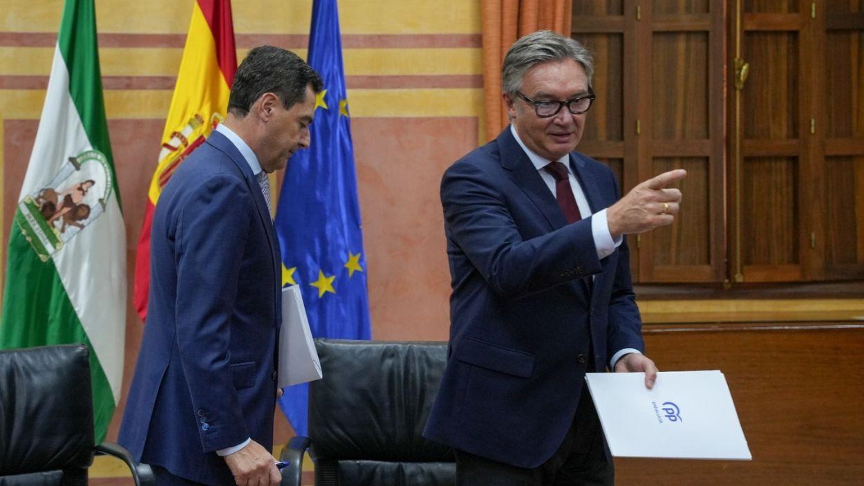 Moreno Bonilla y Manuel Gavira tras la firma del acuerdo de gobierno para los próximos cuatro años en Andalucía / EP