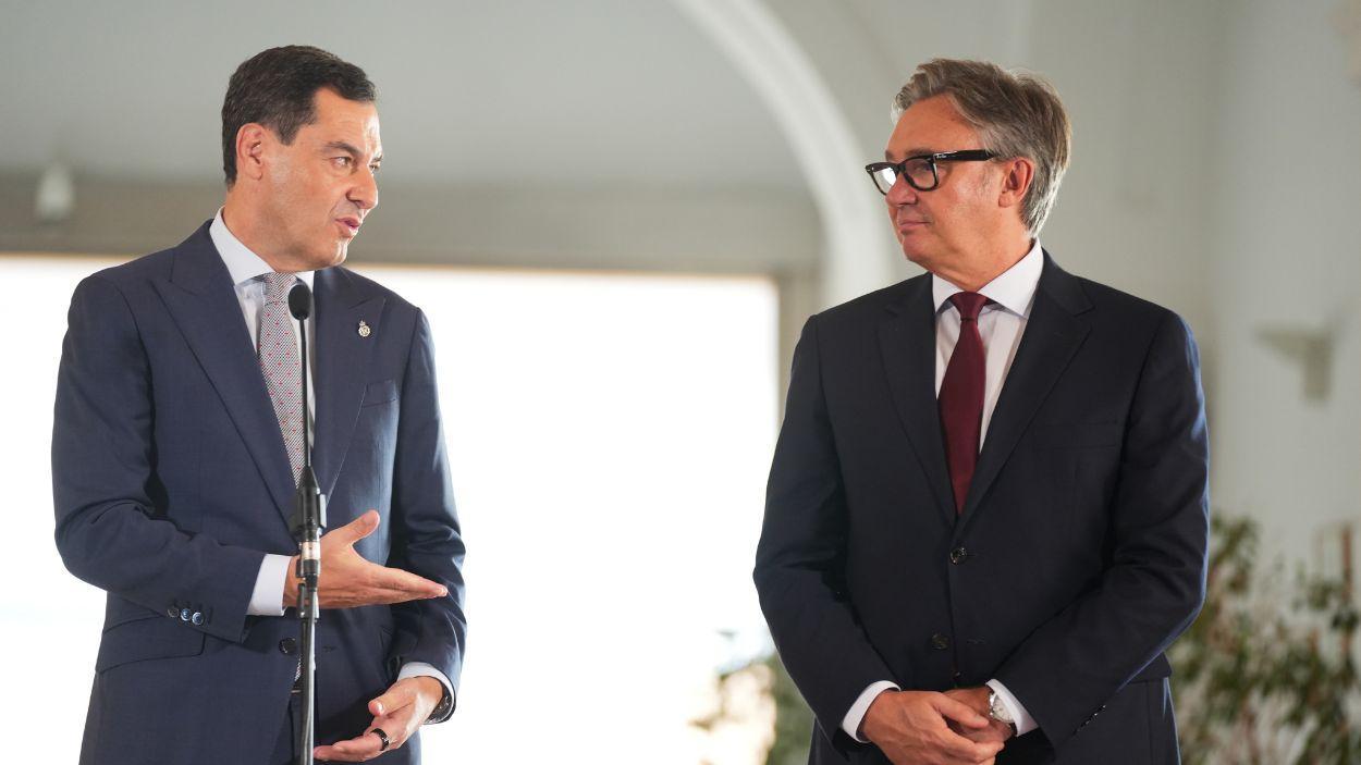 El presidente en funciones de la Junta y candidato del PP-A a la reelección, Moreno Bonilla, junto al portavoz del grupo parlamentario Vox en Andalucía, Manuel Gavira  / EP