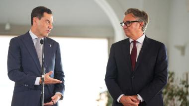 El presidente en funciones de la Junta y candidato del PP-A a la reelección, Moreno Bonilla, junto al portavoz del grupo parlamentario Vox en Andalucía, Manuel Gavira  / EP