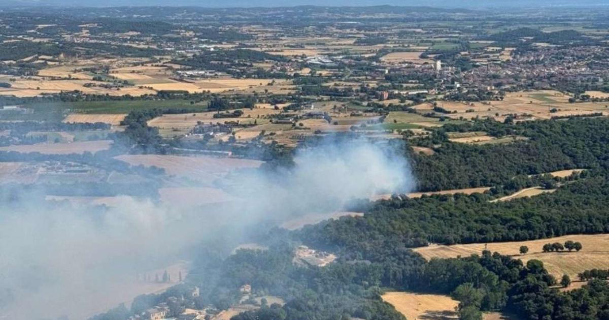 Un incendio en La Bisbal d’Empordà (Girona) obliga a confinar a doce localidades y 45.000 personas