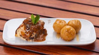 La patina de dátiles y arrope, junto a la leche frita, pone el broche dulce al "Menú Medea". PARADORES