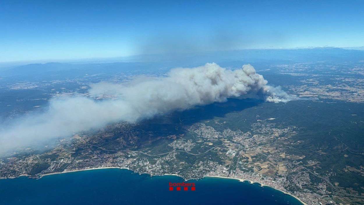 Incendio en La Bisbal d'Empordà (Girona). Bombers de la Generalitat