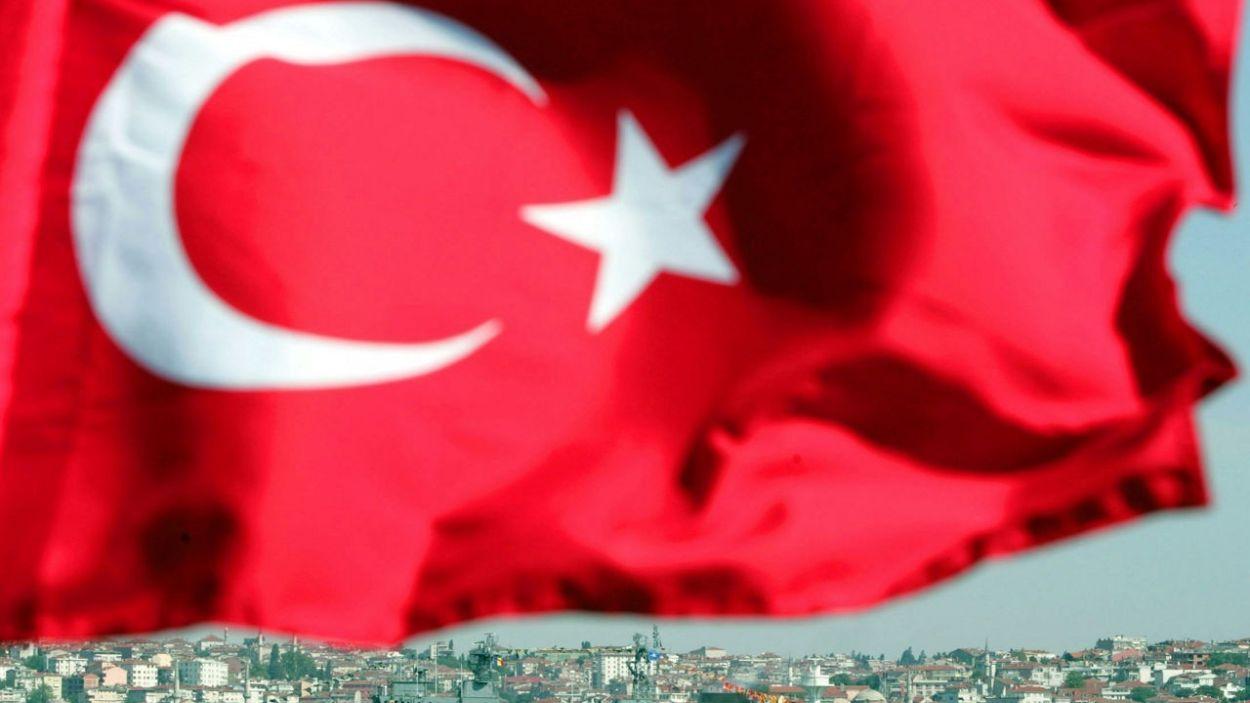 Bandera de Turquía en Estambul en frente del buque rumano ‘Maraeti’, en Estambul. EP.