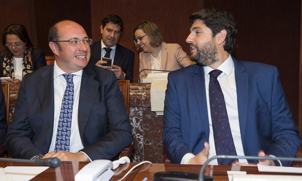 López Miras con Pedro Antonio Sánchez durante el pleno de investidura de hoy en Murcia. 