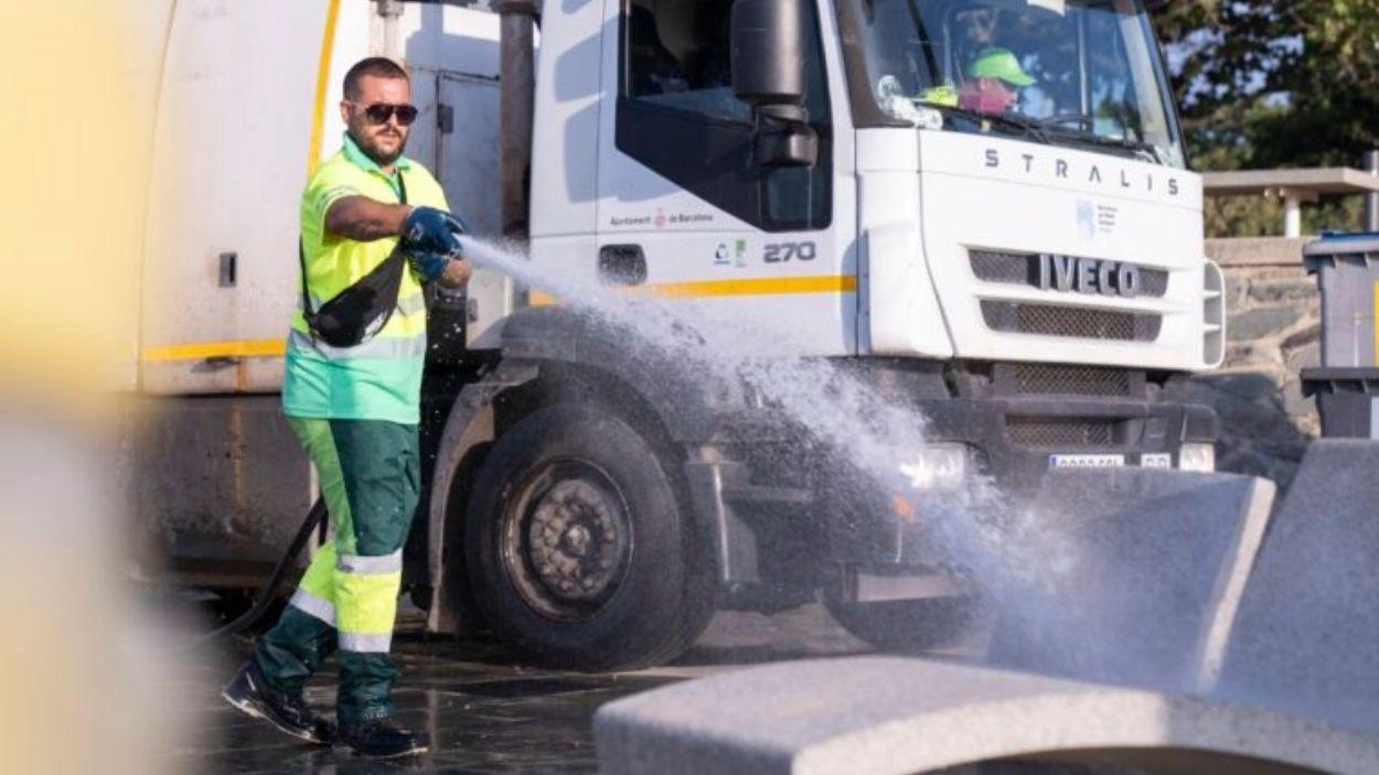 Trabajador del servicio de limpieza y recogida de residuos de Barcelona. Ayuntamiento de Barcelona