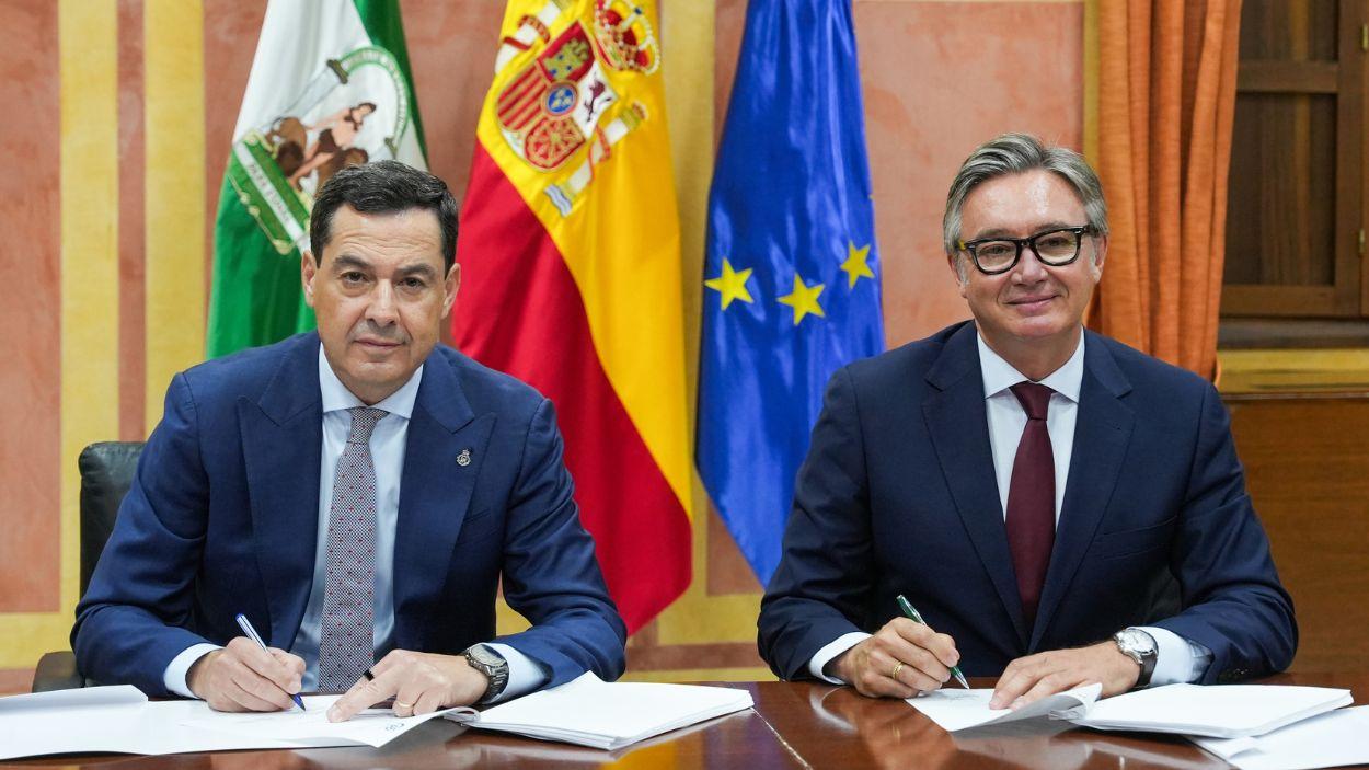 El presidente en funciones de la Junta, Moreno Bonilla, firma con el portavoz de Vox Andalucía, Manuel Gavira, el acuerdo de gobierno / EP