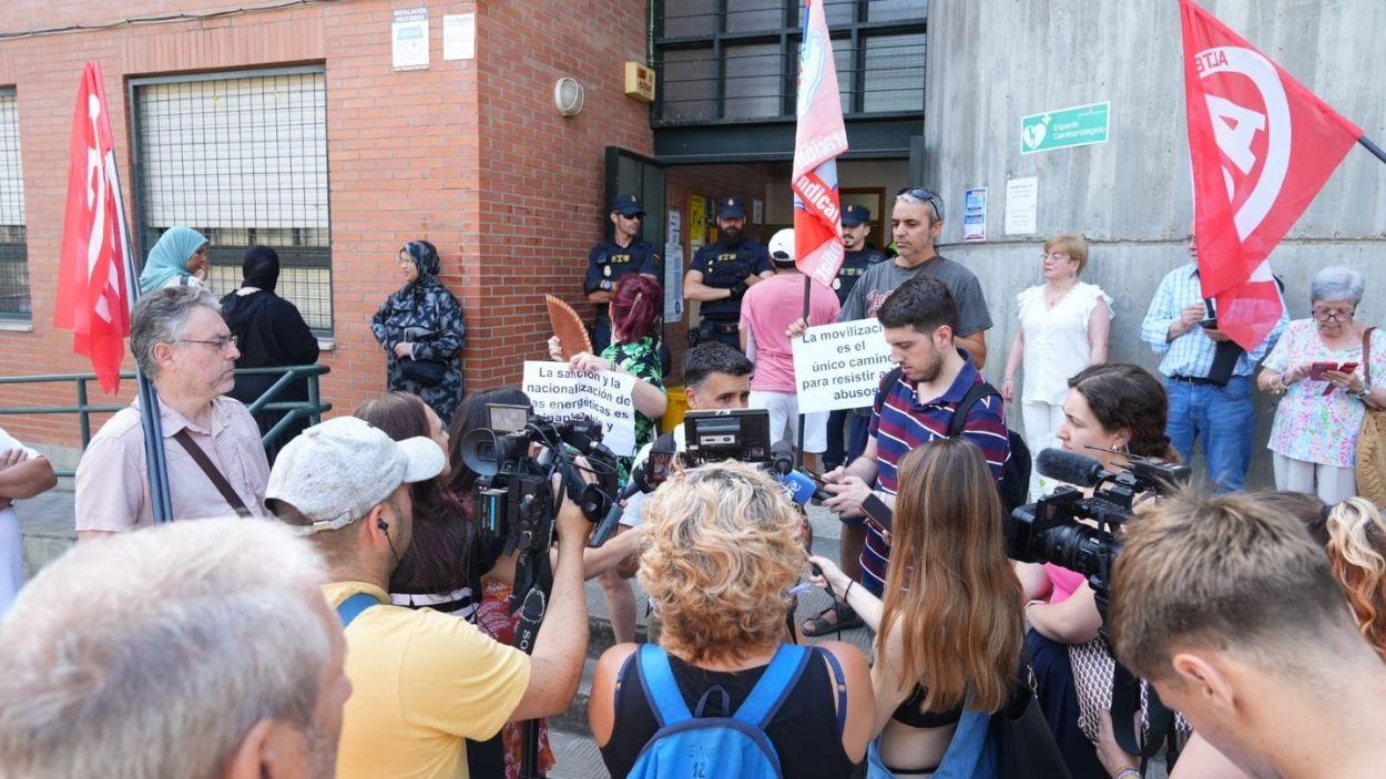 Barrios Hartos en la sede del distrito Cerro-Amate en protesta por los cortes de luz / Archivo EP
