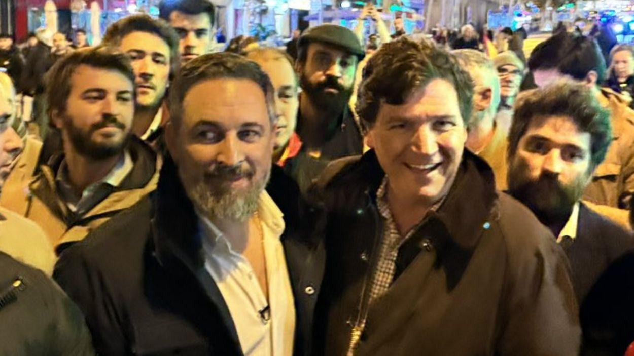 El líder de Vox, Santiago Abascal, junto al periodista ultra Tucker Carlson, en las manifestaciones de Noviembre Nacional, en Ferraz. Redes sociales