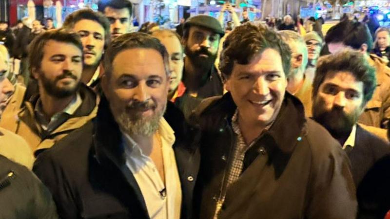 El líder de Vox, Santiago Abascal, junto al periodista ultra Tucker Carlson, en las manifestaciones de Noviembre Nacional, en Ferraz. Redes sociales