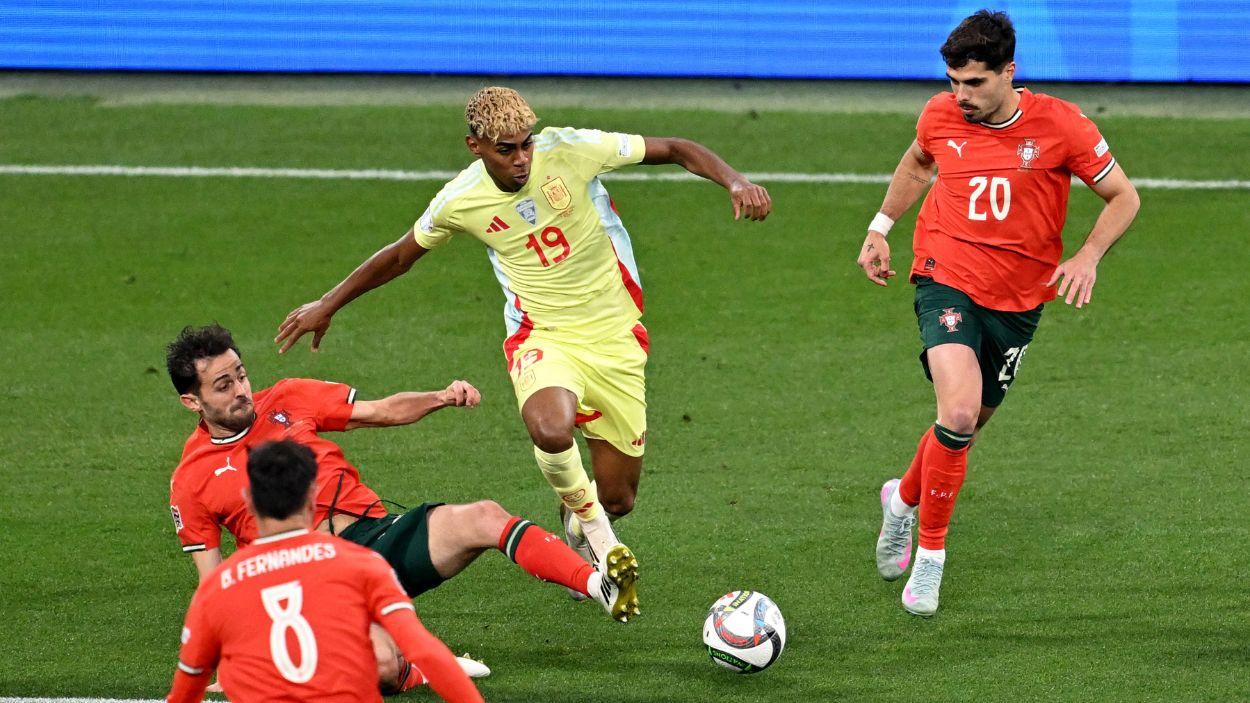 Lamine Yamal disputa una pelota entre Bruno Fernandes, Bernardo Silva y Pedro Neto, durante el España - Portugal de la final de la Nations League. EP/Archivo.