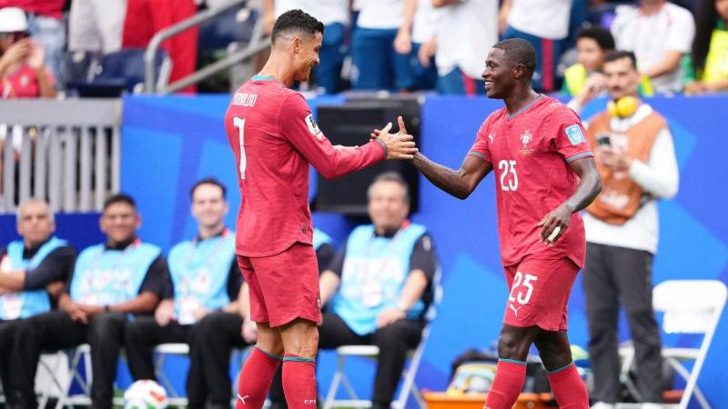 Cristiano Ronaldo y Nuno Mendes celebran uno de los tantos de Portugal frente a Uzbekistán. EP. Cristiano Ronaldo y Nuno Mendes celebran uno de los tantos de Portugal frente a Uzbekistán. EP.