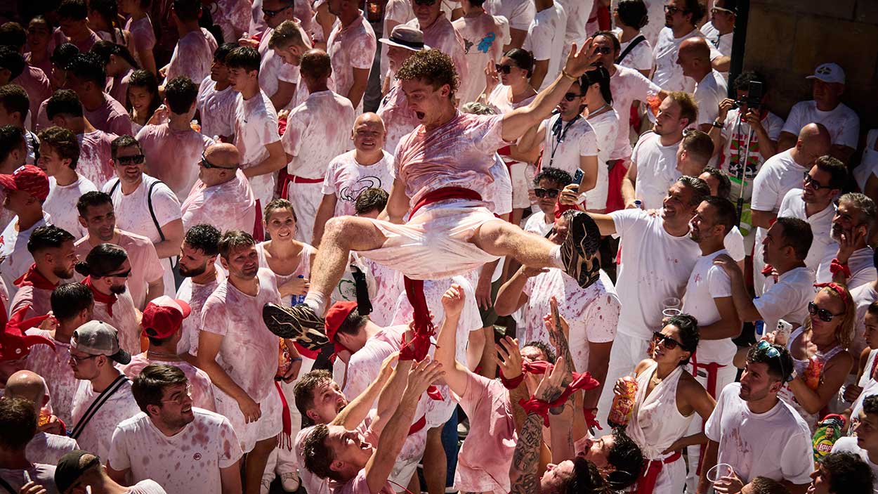 Miles de personas abarrotan la Plaza Consistorial de Pamplona para el Chupinazo. EP