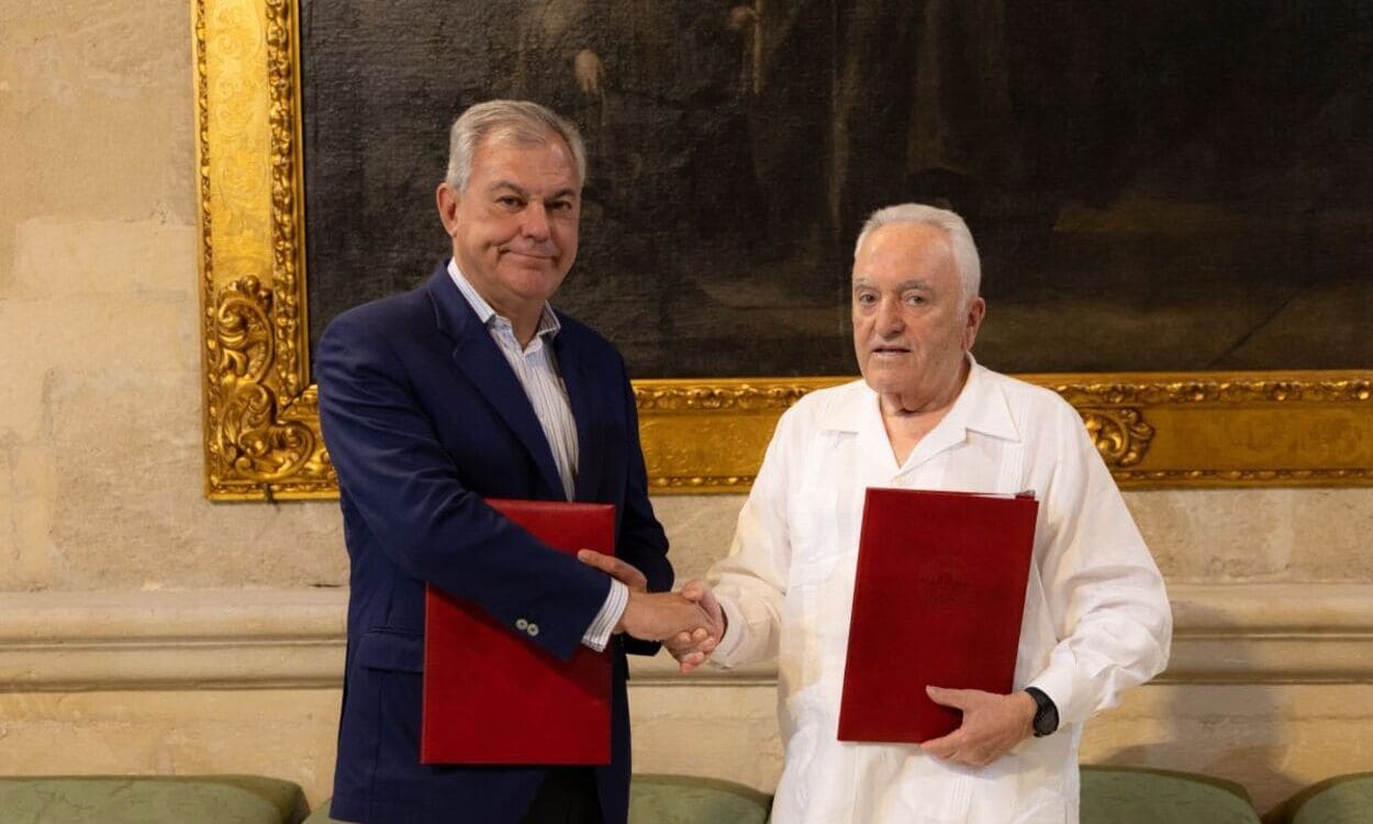 El alcalde de Sevilla, José Luis Sanz, y el presidente de honor del Grupo Azvi y de su fundación, Manuel Contreras Ramos. SERVIMEDIA