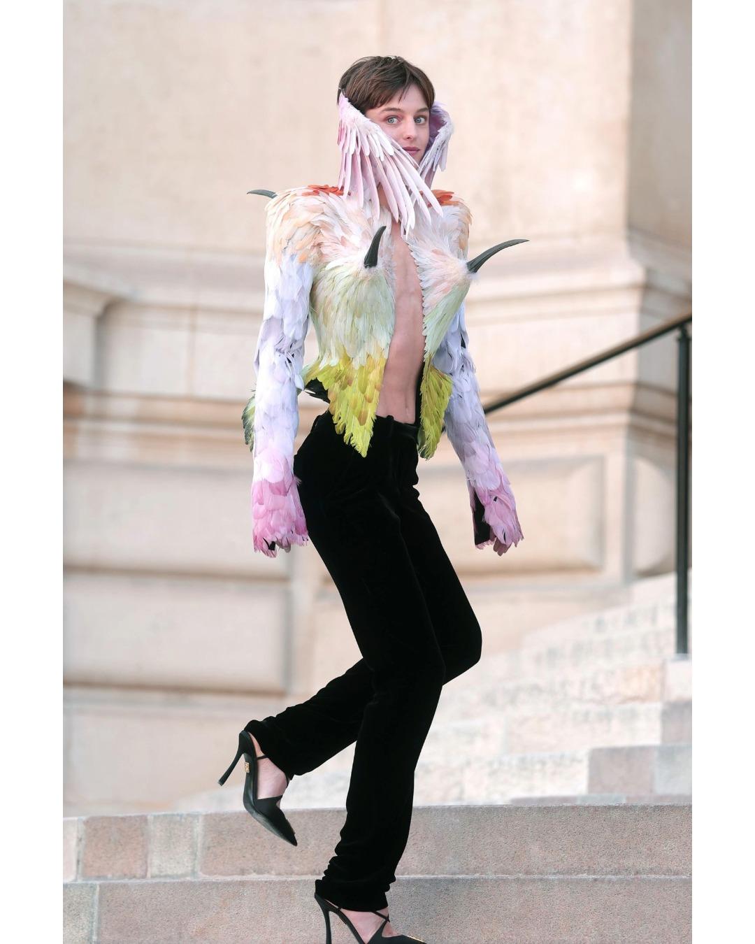 Emma Corrin en Schiaparelli 