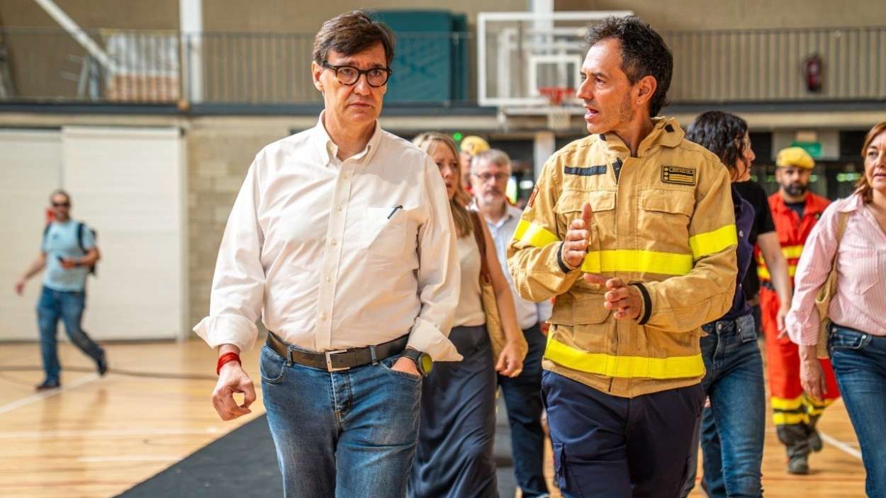 El presidente de la Generalitat, Salvador Illa, y el jefe de Bombers, David Borrell. Govern