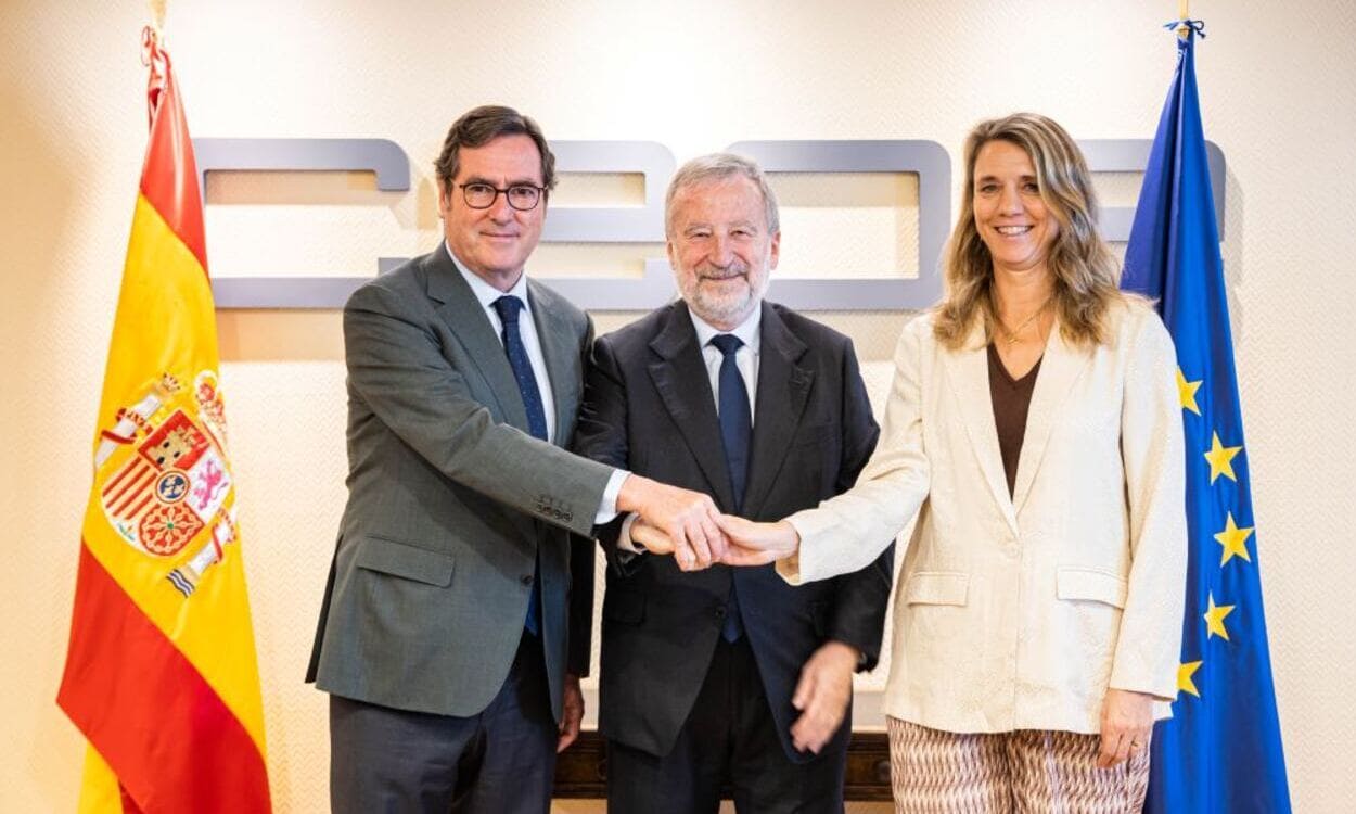 De izquierda a derecha, el presidente de la CEOE, Antonio Garamendi, el presidente de CaixaBank, Tomás Muniesa, y la presidenta de CEPYME, Ángela de Miguel. CAIXABANK