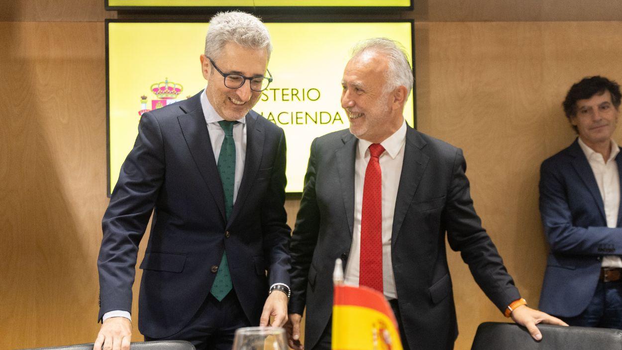 El ministro de Hacienda, Arcadi España, y el ministro de Política Territorial y Memoria Democrática, Ángel Víctor Torres, durante una reunión del Consejo de Política Fiscal y Financiera en el Ministerio de Hacienda. EP.