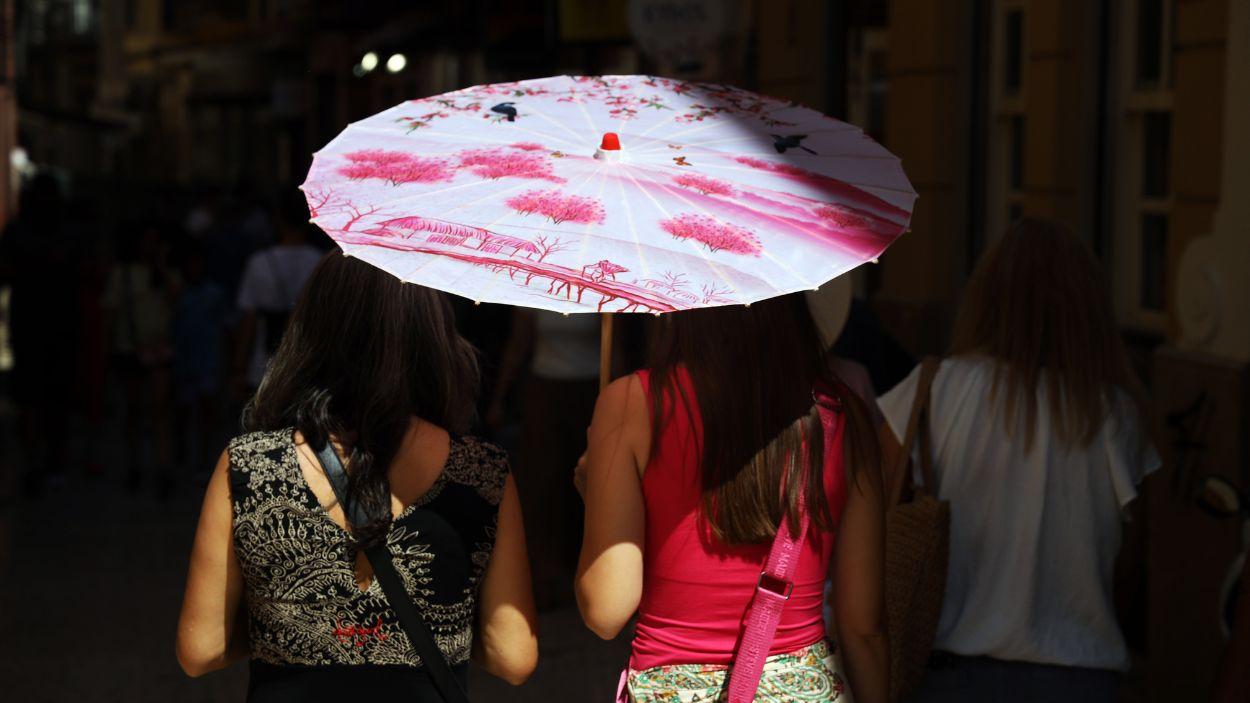 Vecinos y visitantes de Málaga bajo los efectos de la segunda ola de calor.. EP.
