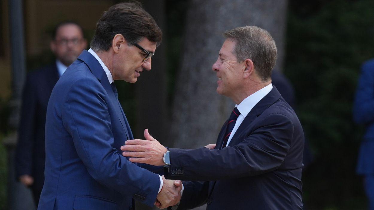 El presidente de la Generalitat de Cataluña, Salvador Illa, y el presidente de Castilla-La Mancha, Emiliano García-Page, a su llegada a la XXVIII Conferencia de Presidentes, en Palau de Pedralbes de Barcelona, a 6 de junio de 2025. David Zorrakino / EP