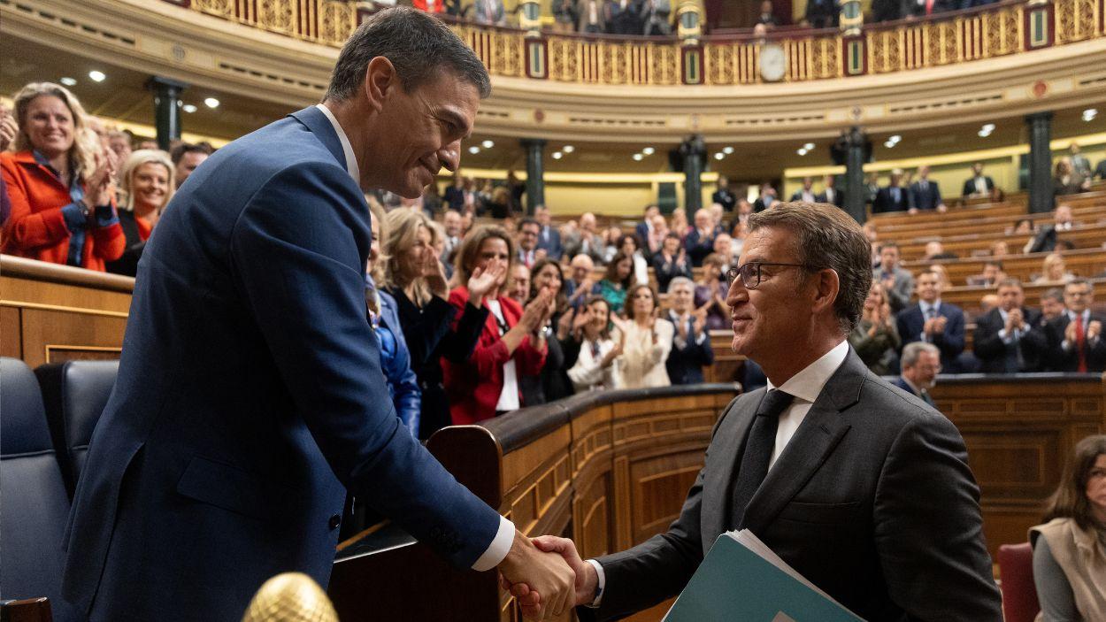 El presidente del Gobierno, Pedro Sánchez (i), saluda al presidente del PP, Alberto Núñez Feijóo (d), tras ser Sánchez votado de nuevo jefe del Ejecutivo en el debate de su investidura, a 16 de noviembre de 2023, en Madrid (España). E. Parra. POOL / Europa Press.