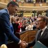El presidente del Gobierno, Pedro Sánchez (i), saluda al presidente del PP, Alberto Núñez Feijóo (d), tras ser Sánchez votado de nuevo jefe del Ejecutivo en el debate de su investidura, a 16 de noviembre de 2023, en Madrid (España). E. Parra. POOL / Europa Press.
