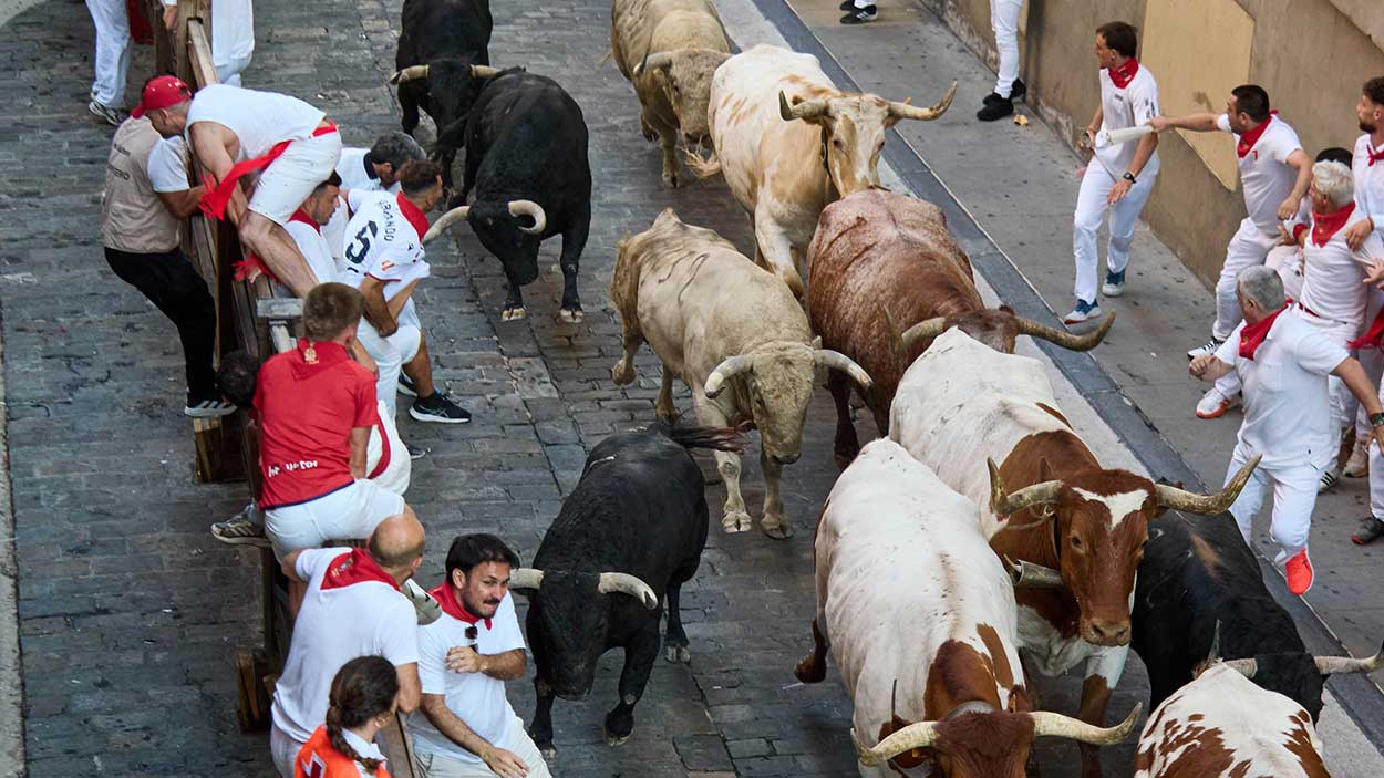 Tramo de plaza del ayuntamiento durante el primer encierro de los Sanfermines de 2026. EP