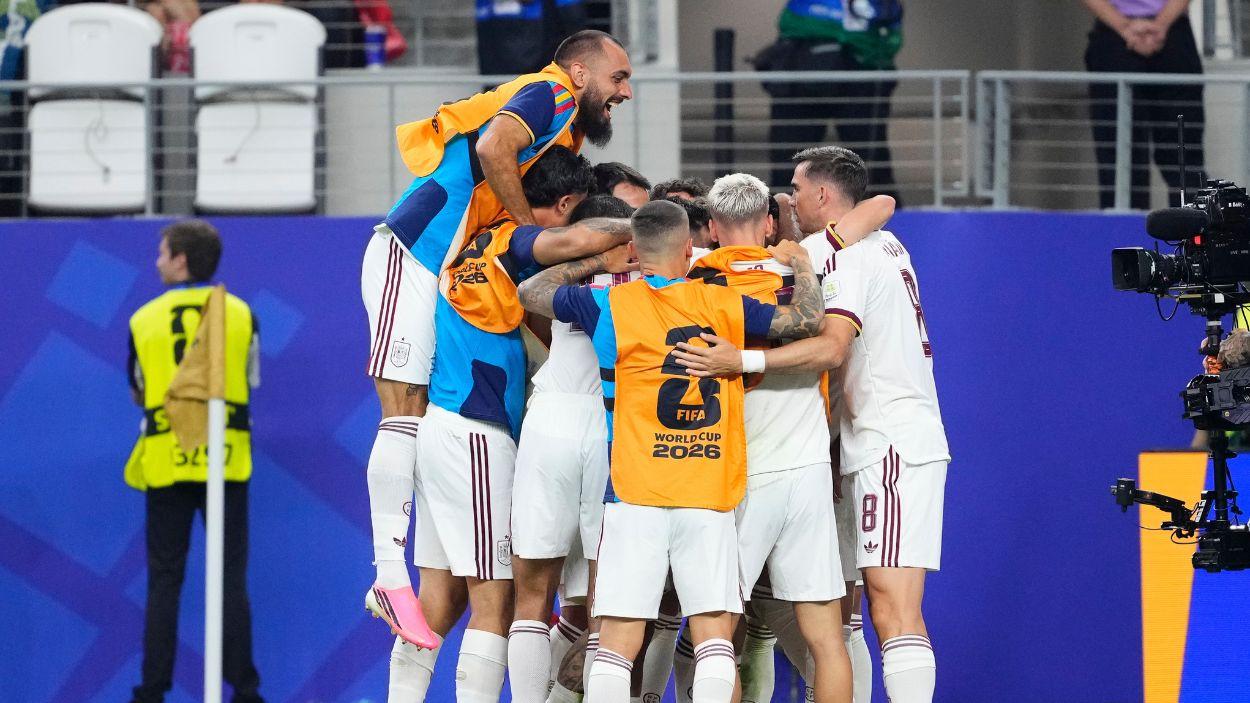Los jugadores españoles celebran el tanto de la victoria de Mikel Merino frente a Portugal en el Mundial. EP.