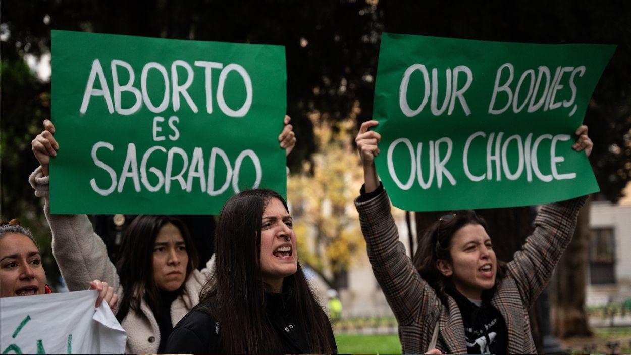 Varias mujeres con carteles durante una concentración, frente al Monasterio de la Encarnación, a 2 de diciembre de 2024, en Madrid (España). Matias Chiofalo / Europa Press. 