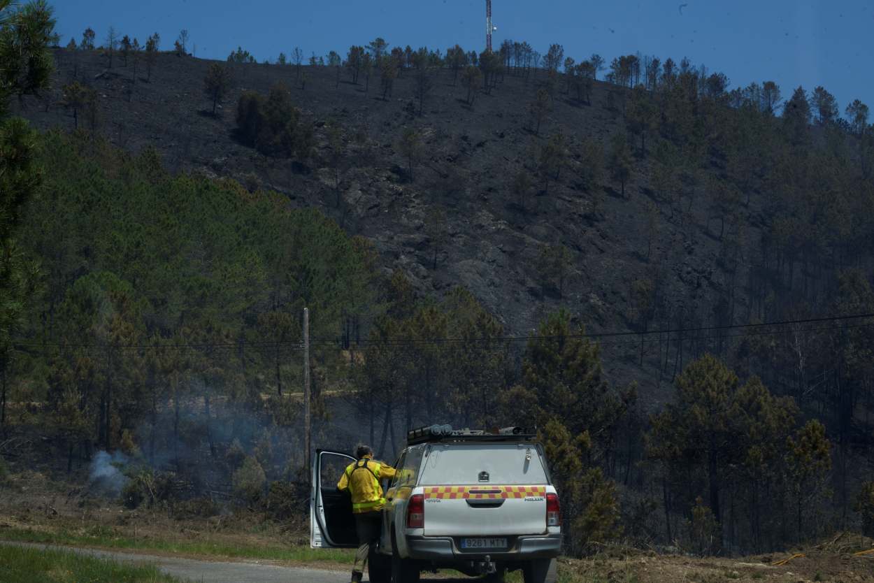 Imagen de hace menos de un mes de bomberos forestales en el incendio de Boborás, Ourense (Foto: Europa Press).