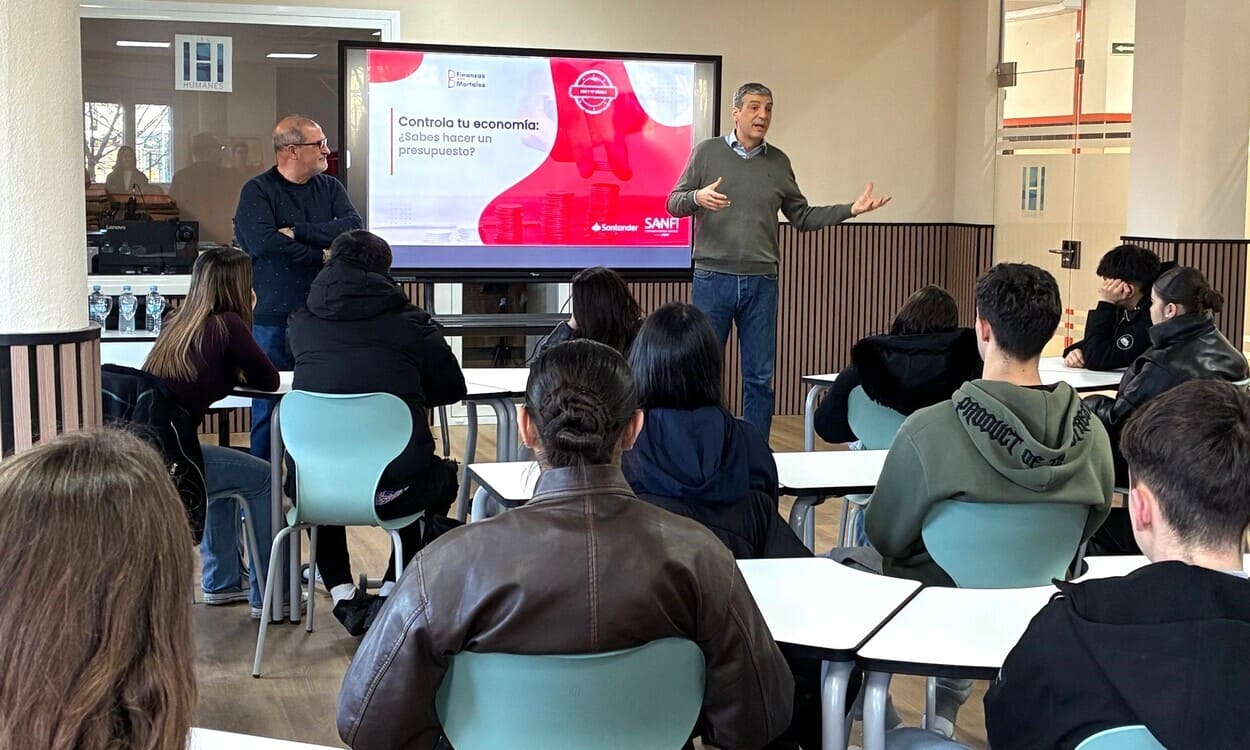 Alumnos de Bachillerato del IES Humanes durante una sesión de educación financiera del programa Finanzas para Mortales. BANCO SANTANDER