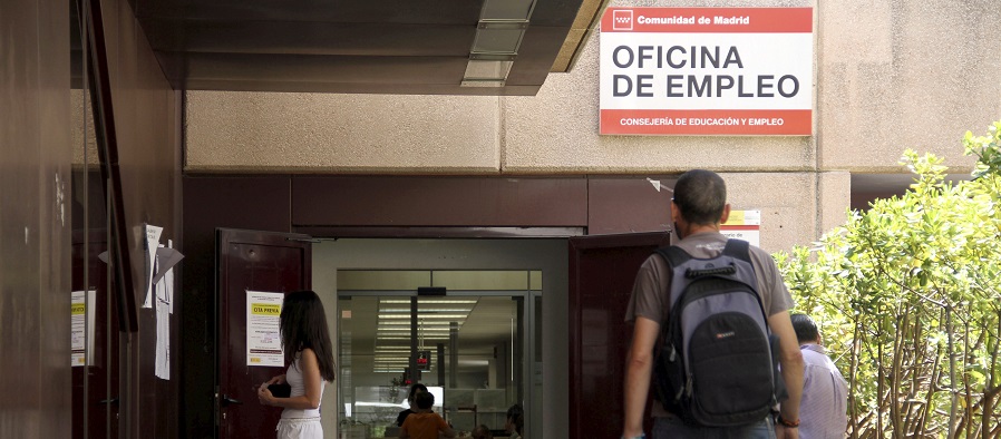 Personas acudiendo a una oficina de empleo en la Comunidad de Madrid - Archivo