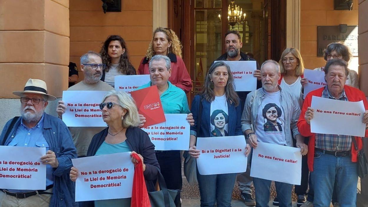 Representantes de Memòria de Mallorca, organizaciones políticas y sindicales protestan frente al Parlament por la derogación de Ley balear de Memoria Democrática. EP.