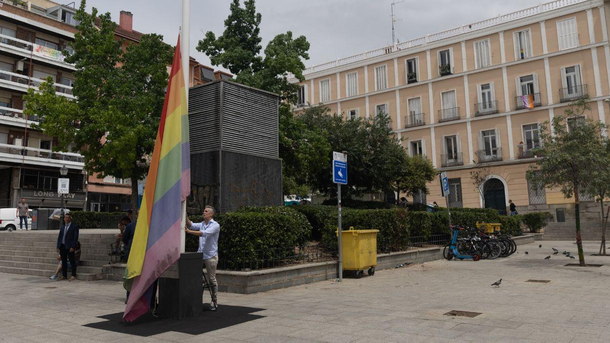 Izado de la bandera del Orgullo LGTBI+, en la Plaza Pedro Zerolo. EP.