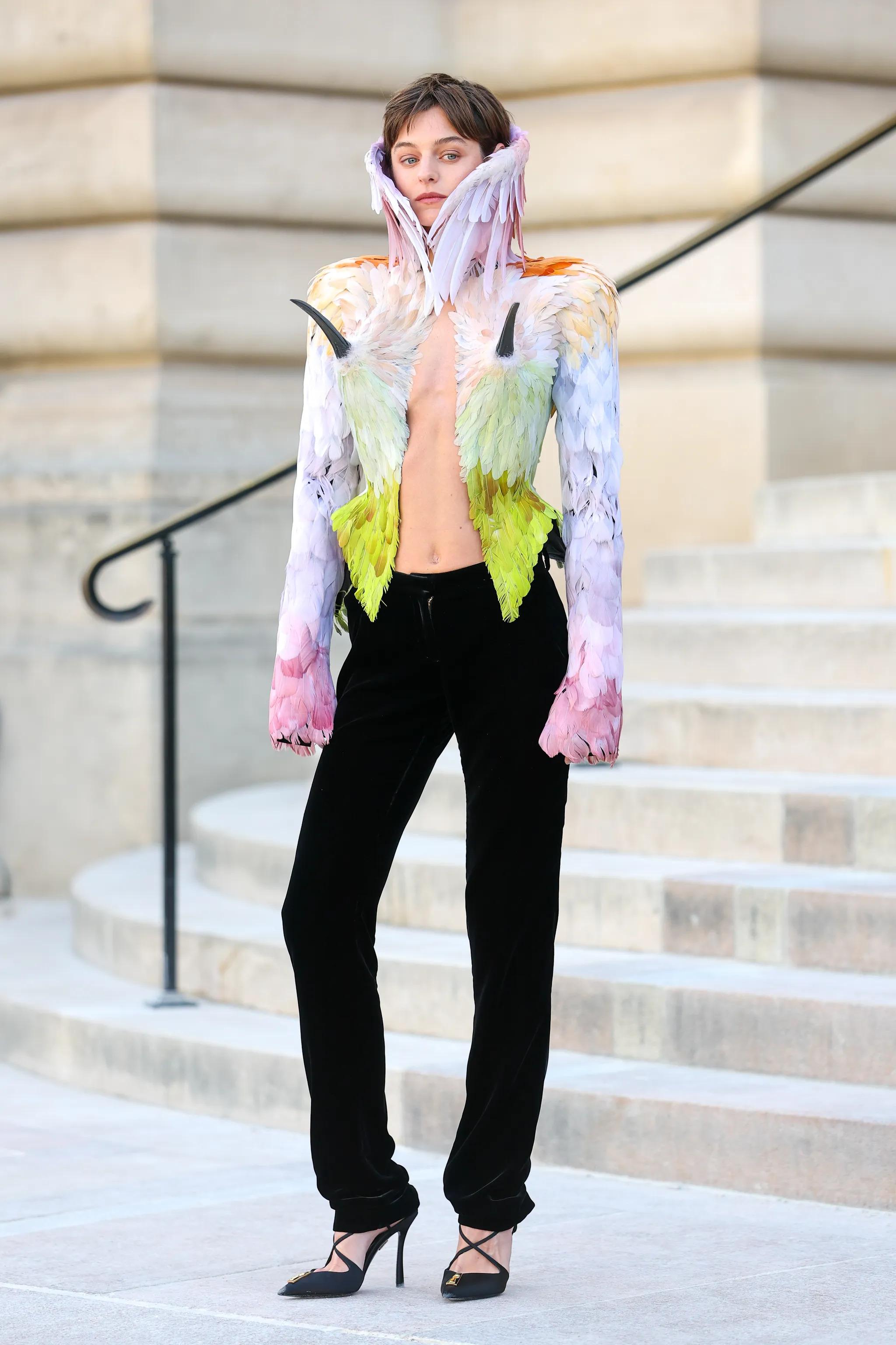 Emma Corrin en el desfile de Schiaparelli Emma Corrin en el desfile de Schiaparelli