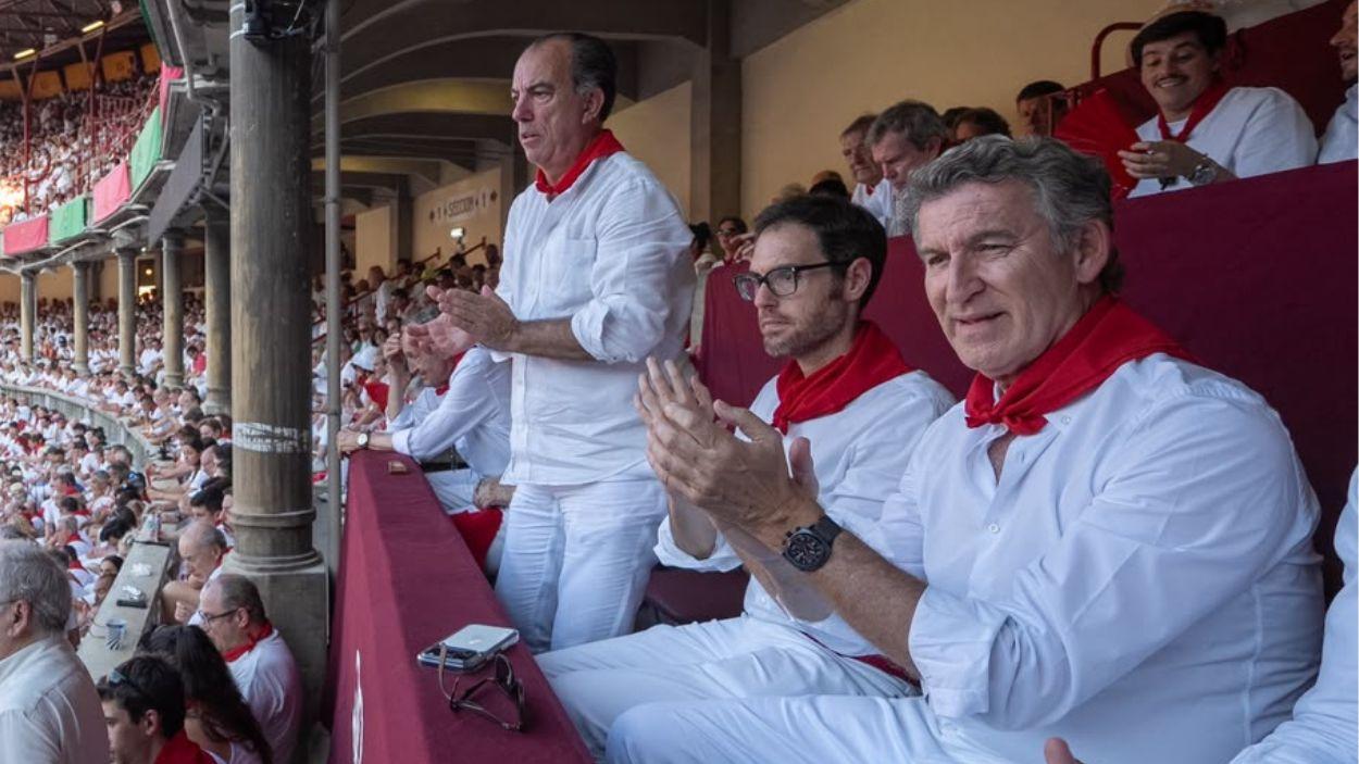 El líder del PP, Alberto Núñez Feijóo, en la plaza de toros de Pamplona durante los Sanfermines. Diego Puerta/PP