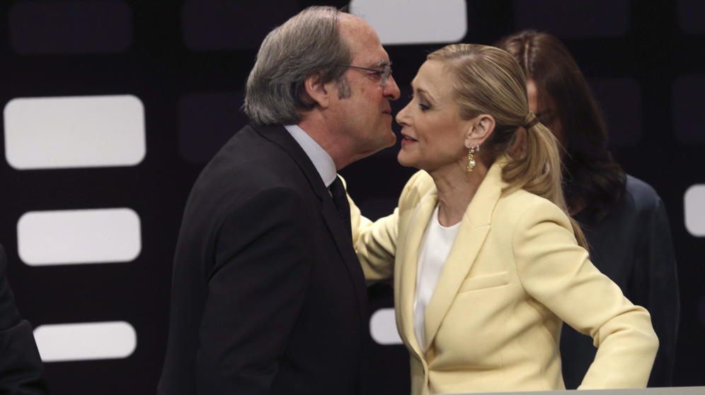 Ángel Gabilondo saluda a Cristina Cifuentes en un debate en Telemadrid. 