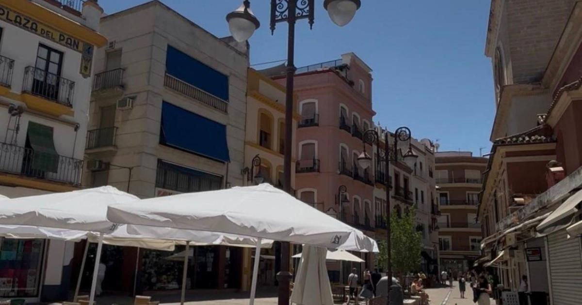 Muñoz acusa a Sanz de «tirar a la basura» el presupuesto de los toldos tras dos años de retrasos