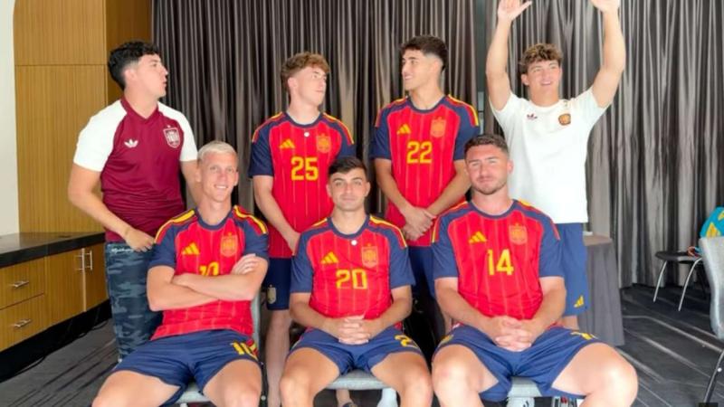 Los jugadores de La Roja con los Buyer Los jugadores de La Roja con los Buyer