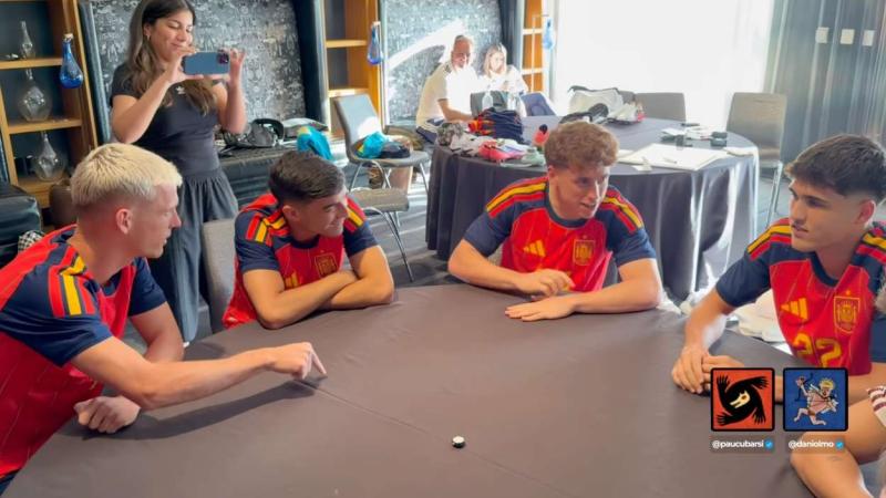 Dani Olmo, Pedri, Víctor Muñoz y Pau Cubarsí jugando al 'Lobo' | YouTube Dani Olmo, Pedri, Víctor Muñoz y Pau Cubarsí jugando al 'Lobo' | YouTube
