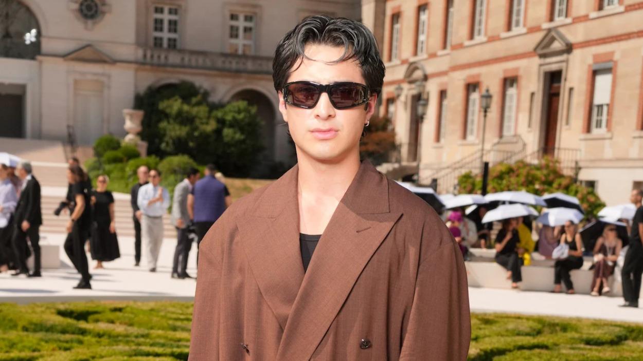 Hudson Williams antes del desfile de Balenciaga