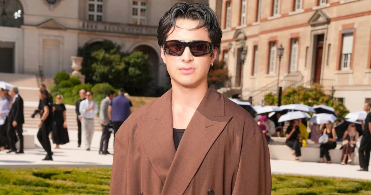 Hudson Williams conquista la Alta Costura de París con un inesperado momento en el desfile de Balenciaga