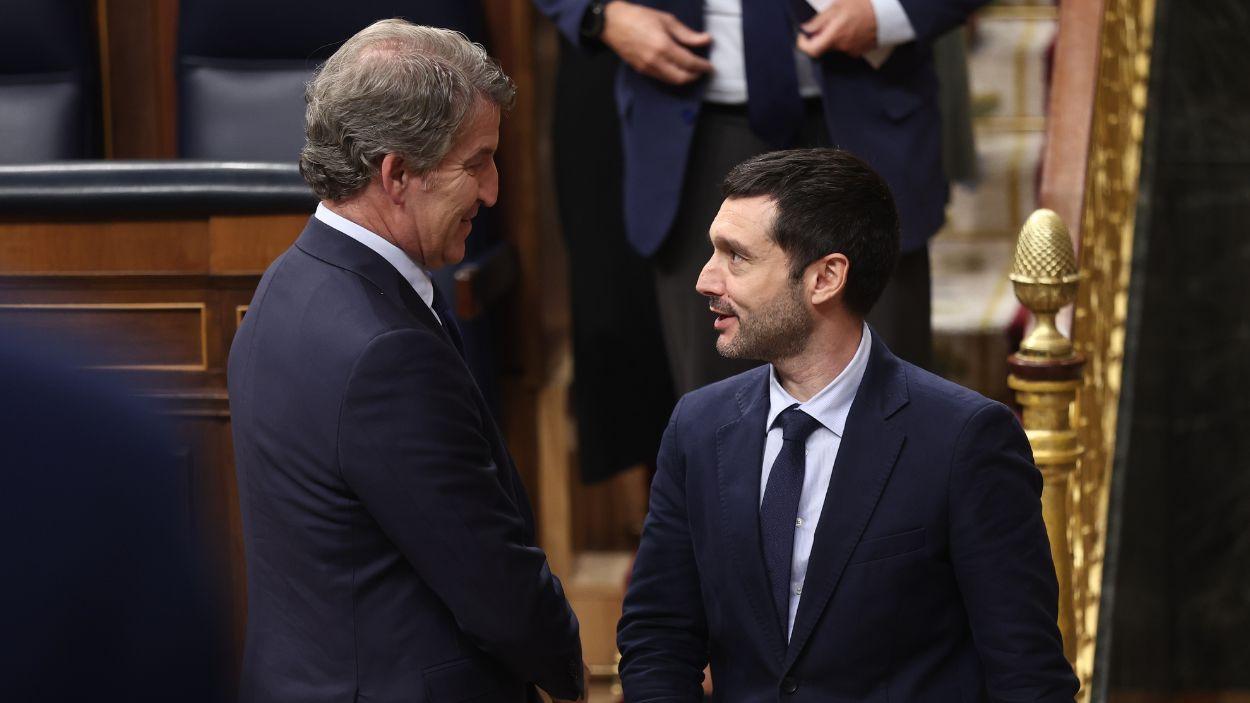 El ministro de Derechos Sociales, Consumo y Agenda 2030, Pablo Bustinduy, y el presidente del PP, Alberto Núñez Feijóo, durante una sesión de control al Gobierno, en el Congreso de los Diputados. EP.