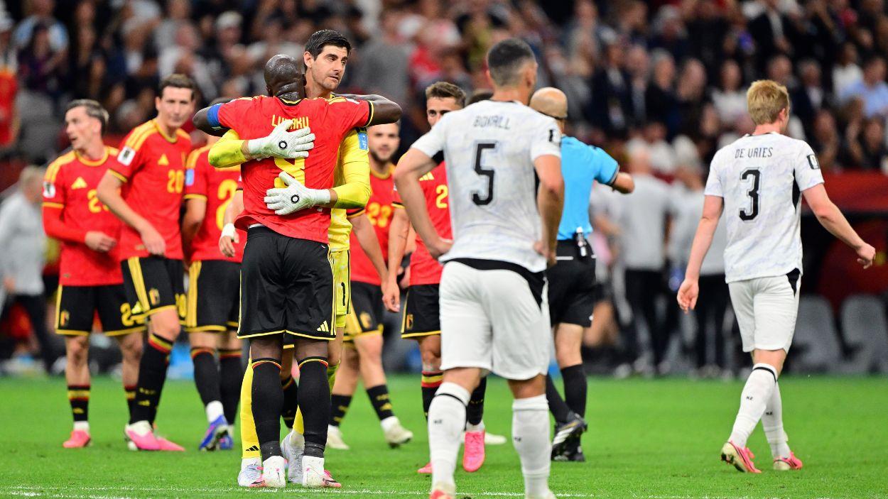 Thibaut Courtois y Romelu Lukaku celebran la victoria de Bélgica frente a Nueva Zelanda en la Copa del Mundo. EP.