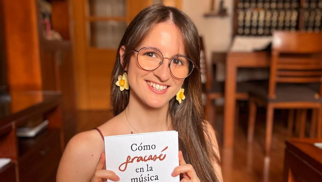 Paula Serrano sostiene su nuevo libro Cómo fracasé en la música (y por qué volvería a hacerlo). Paula Serrano