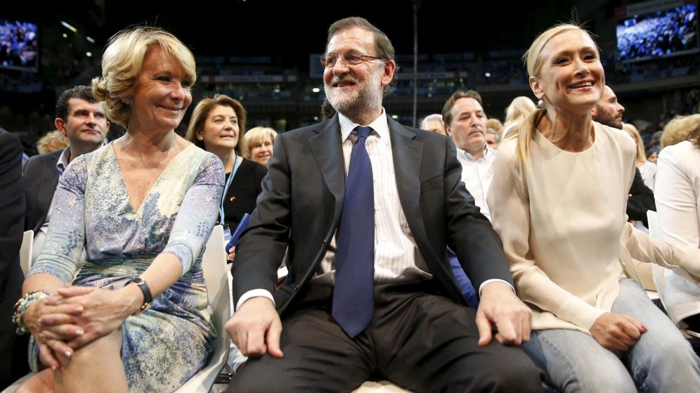 El presidente del Gobierno, Mariano Rajoy, entre Esperanza Aguirre y Cristina Cifuentes.