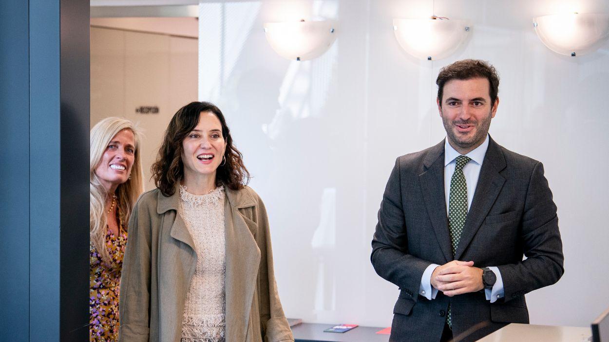 La presidenta de la Comunidad de Madrid, Isabel Díaz Ayuso; la Consejera de Economía, Hacienda y Empleo, Rocío Albert López Ibor; y el Director general de Invest in Madrid, Luis Socias, en su lle